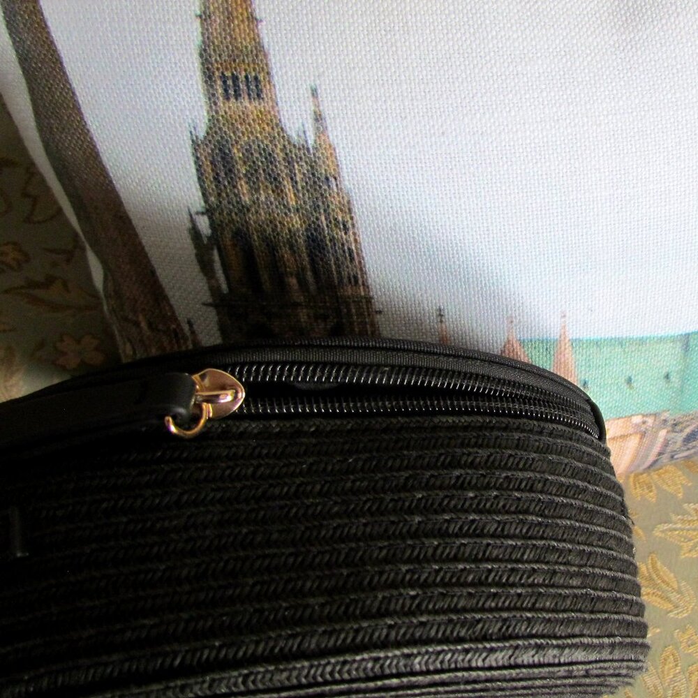 ROUND BLACK HANDBAG, RIBBED w ZIP & SHOULDER STRAP, EYE-CATCHING & DIFFERENT! - Picture 3 of 4